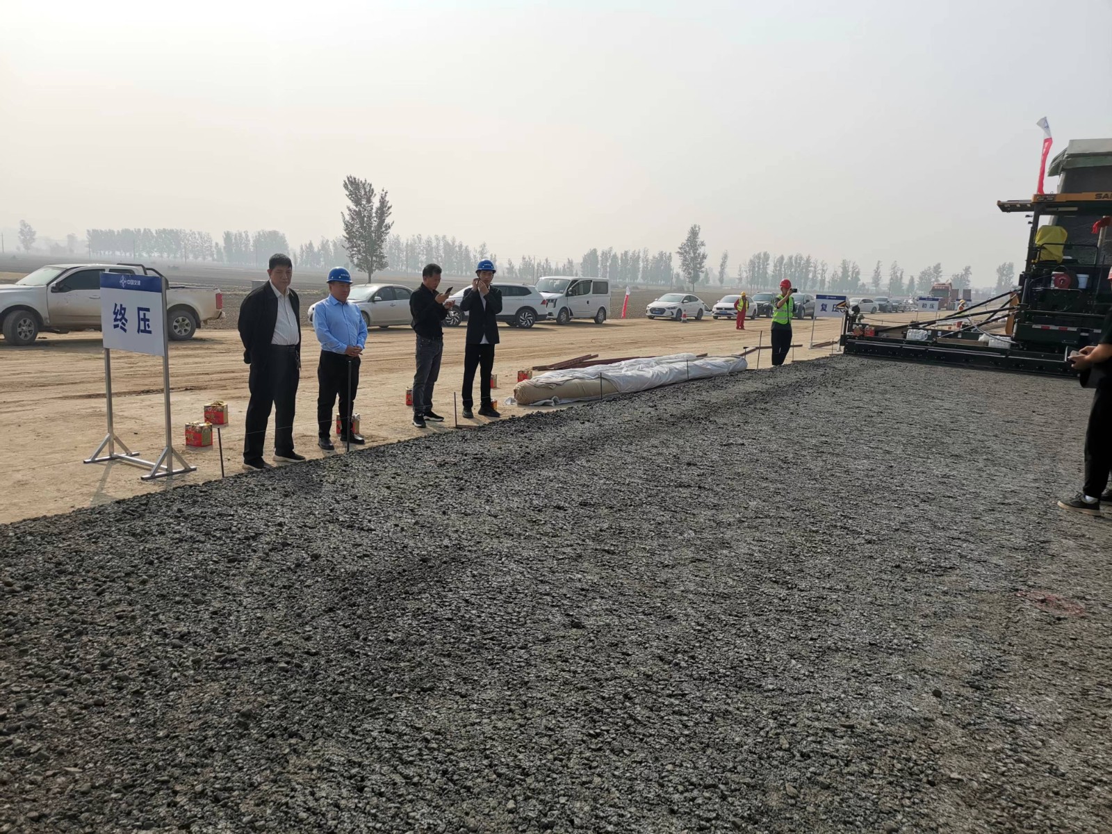 鶴壁國道107項目水泥穩定碎石（底）基層試驗段攤鋪